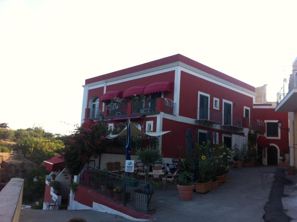 Hotel Villa Iulia Ventotene Bagian luar foto