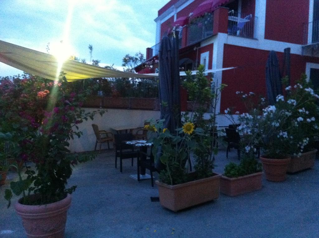 Hotel Villa Iulia Ventotene Bagian luar foto