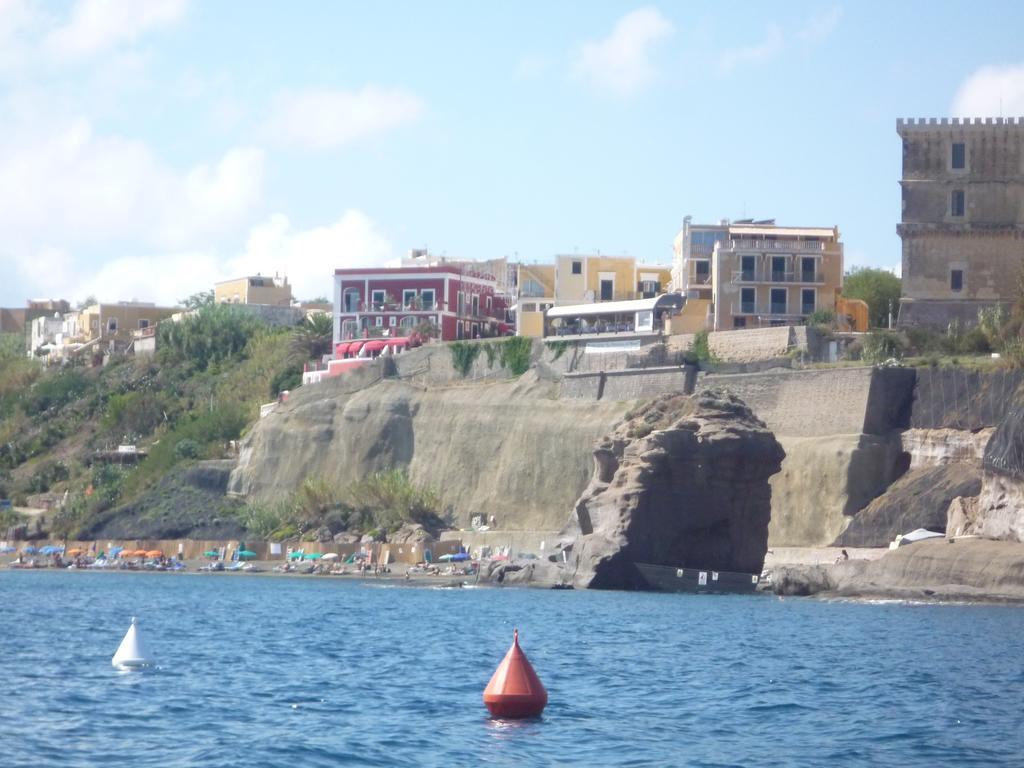 Hotel Villa Iulia Ventotene Bagian luar foto