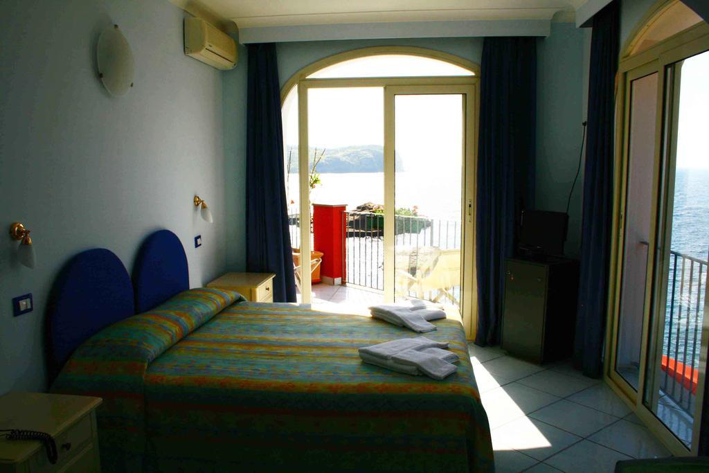 Hotel Villa Iulia Ventotene Bagian luar foto