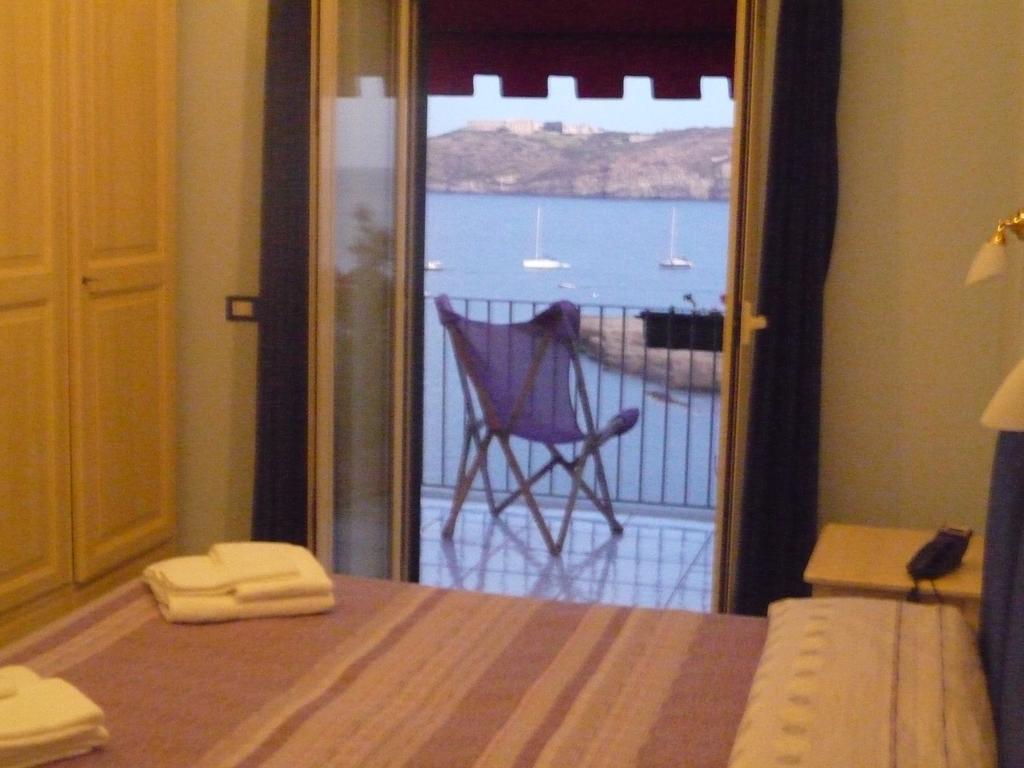 Hotel Villa Iulia Ventotene Bagian luar foto