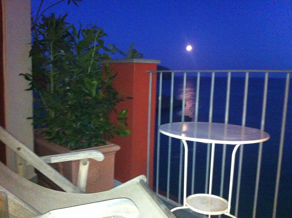 Hotel Villa Iulia Ventotene Bagian luar foto