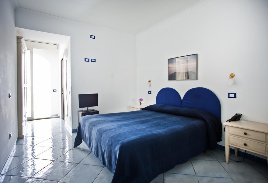 Hotel Villa Iulia Ventotene Bagian luar foto