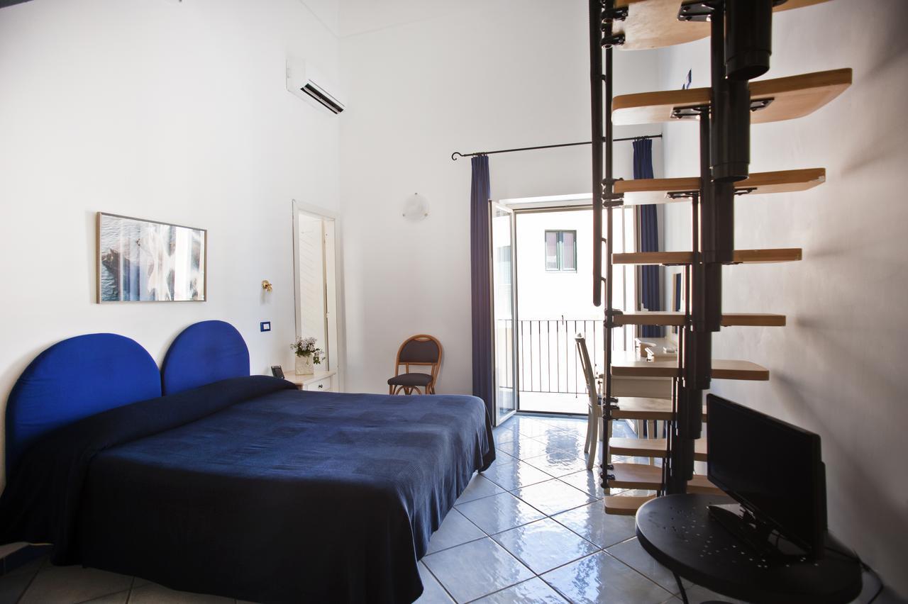 Hotel Villa Iulia Ventotene Bagian luar foto